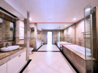 Main bathroom with big mirror on the wall
